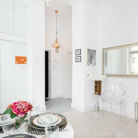 Center By Renters Apartment