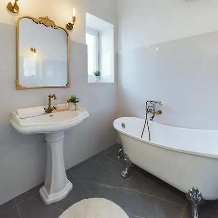 Center By Renters Apartman